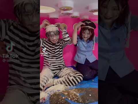 ぐちゃぐちゃ 囚人と警察官のコスプレで仲良くダンスしてみた Shorts 일본유튜버 우투