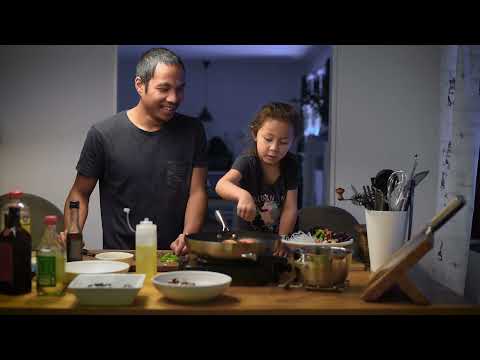 Häng i köket och improvisation. Svampstekt lax, svart ris och sjögräsnudlar