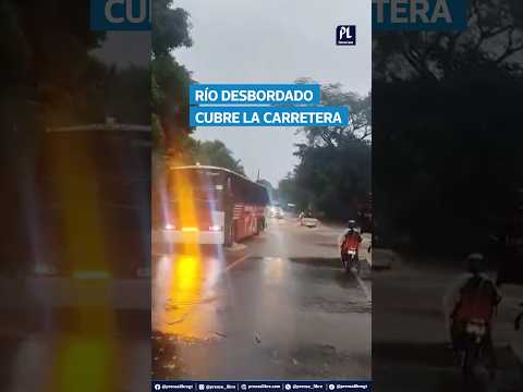 Río Nahualate se desborda e inunda carretera en Suchitepéquez: vehículos cruzan entre el agua
