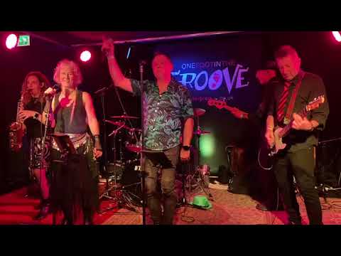 One Foot in the Groove - It Must Be love (Madness)