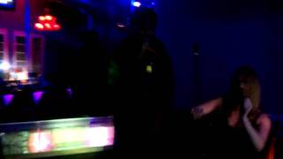 Martiangang's Comedian Kenny Willis singing Usher-Nice an slow to a chick lol