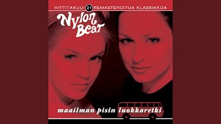 Seksi vie 12 apinaa kuumalle hiekalle