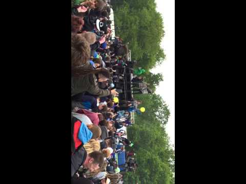 UK tek 2015! Ravers stand of to police to save the rig!