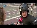 Amsterdamse snorfietsers voortaan de rijbaan op