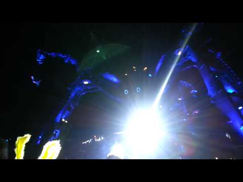 Glastonbury 2013, Arcadia, Plump DJ's Opening