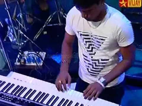 Usure Poguthey  HD -- Karthik with Bennet and the band