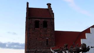 preview picture of video 'Søllerød Kirke med aftenhimmel'