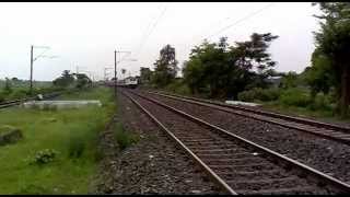 preview picture of video 'King thrases through a beautiful curve: Howrah Rajdhani Express @ 128 km/hr'