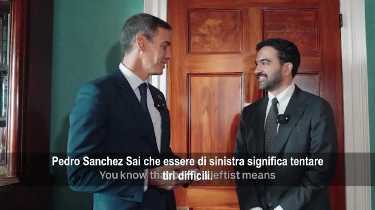 Mamdani e Sanchez giocano a basket con palline di carta: Chi è di sinistra fa tiri difficili