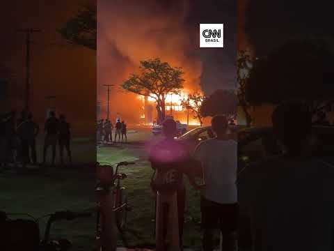 Incêndio de grandes proporções atinge prédio da UFPE em Pernambuco