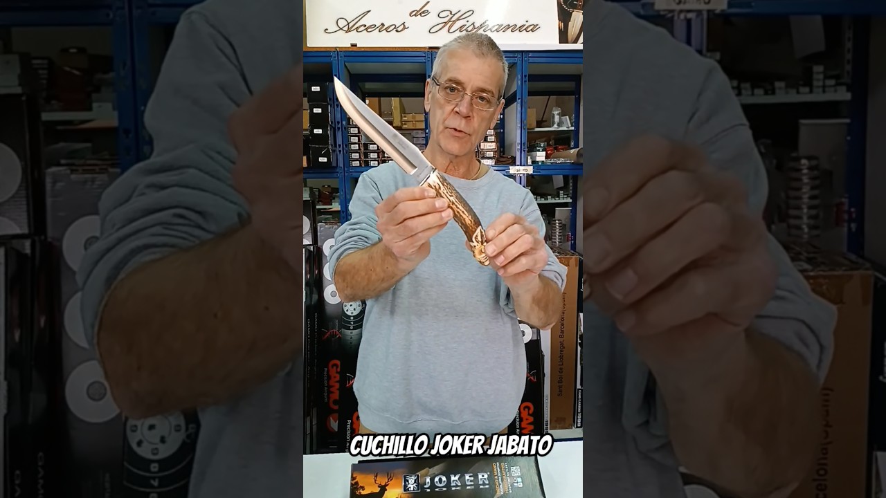 COLTELLO DA CACCIA JOKER CINGHIALE, MANICO DI CERVO INTAGLIATO A MANO, LAMA DA 17 CM.