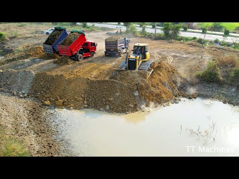 Great Job !! Power Stronger Shantui Bulldozer Push Soil & Moving Sand Filling Land With Dump Trucks