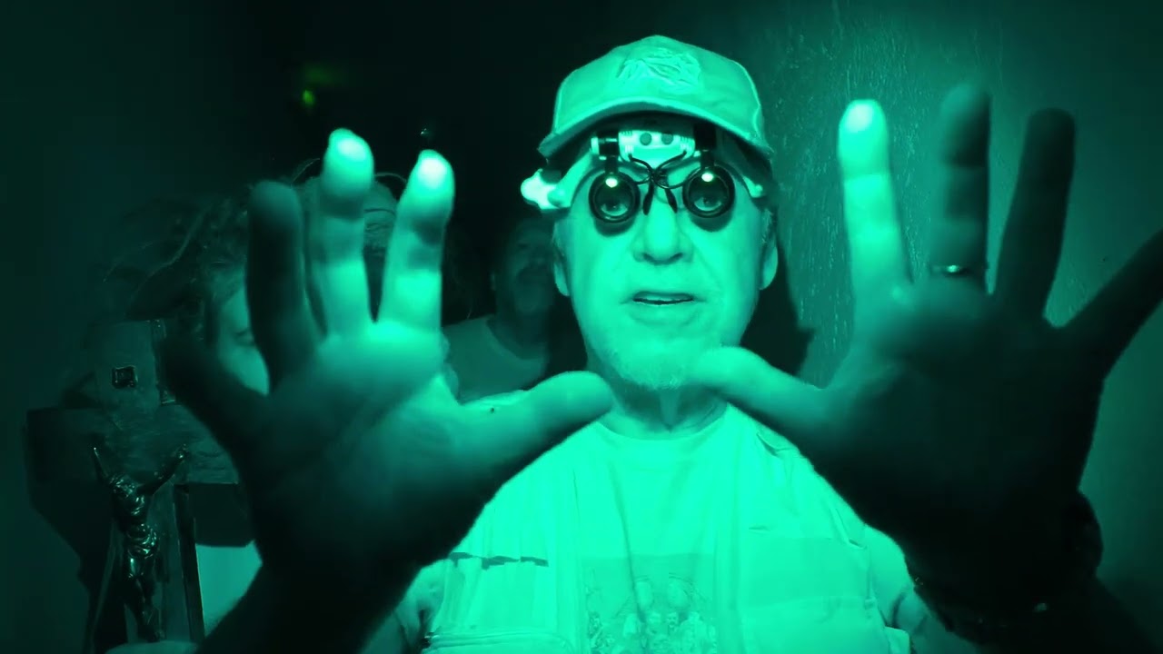 Sebastià D'Arbó aparece en el spot de Cines Girona luciendo una camiseta muy especial