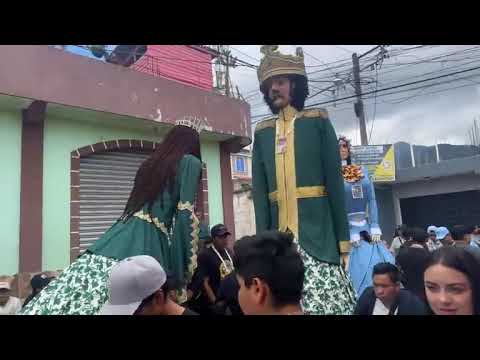 Baile tradicional de los gigantes en San Juan Ostuncalco 
