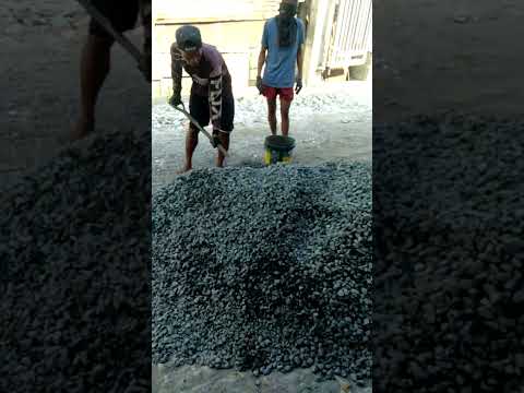 Beam sa gitna binuhusan ng halong cemento,grava at buhangin!! #satisfying #risingsunvlog!!!