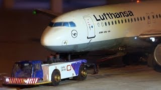 preview picture of video 'Miniatur Flughafen mit Flugzeug Push-Back von Lufthansa'