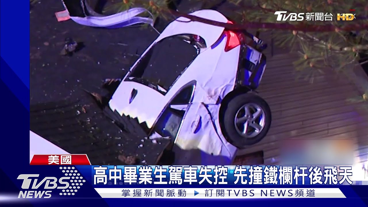 不是特技表演! 轎車飛上天撞進民宅屋頂