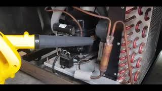 วิธีการทำความสะอาดห้องเครื่องและแผงระบายความร้อนของตู้แช่ ตอนที่ 1 วิธีการทำความสะอาดห้องเครื่องและแผงระบายความร้อนของตู้แช่ ตอนที่ 1