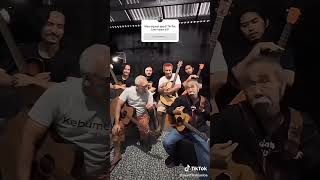 Download lagu Iwan fals   sawung jabo - kuda lumping mp3