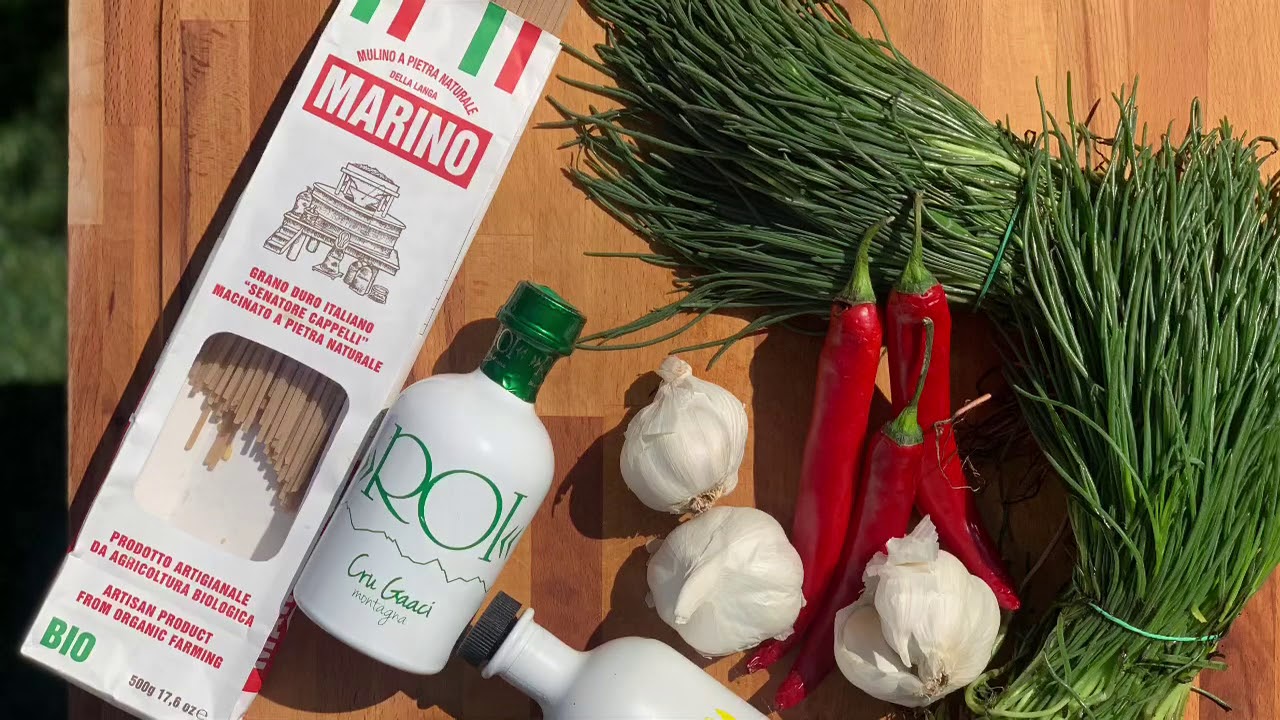 Spaghetti con gli Agretti. Pasta, Aglio, Olio, Limone, Peperoncino e Agretti. Ricetta originale.