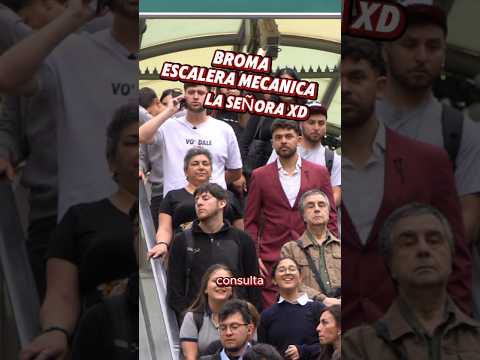 BROMA ESCALERA MECÁNICA BROMAS CALLEJERAS #bromas #broma #humor #funnymoments #comedy #funny #meme