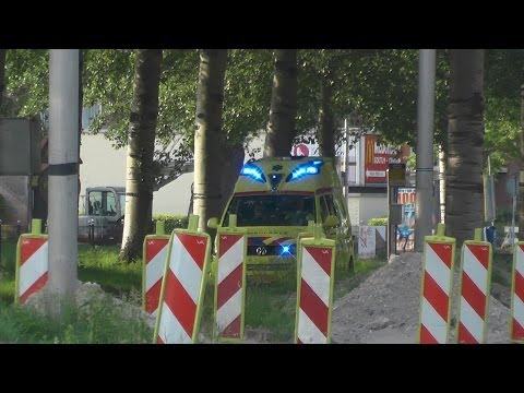 *Wachtend voor brug & versneller* A1, Silverline Ambulance 02 111 Leeuwarden naar onbekende melding