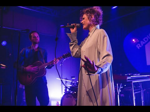 DE ONVOLLEDIGEN - HET ZESDE METAAL FT.  STEFANIE CALLEBAUT (LIVE @ RADIO 1 HET ZESDE METAAL SESSIE)