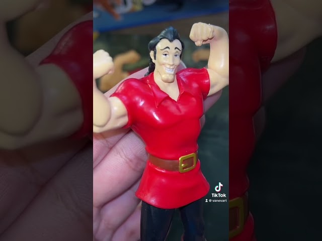 Vídeo relacionado con Plastoy 300 - Figura de coleccionistas, diseño de Gaston con una pila de libros