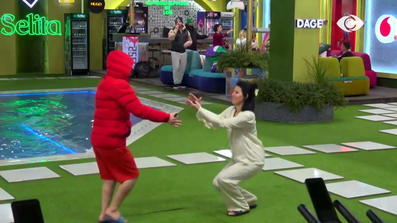 Festa në oborr/ Ledjona dhe Elvisi kërcejnë me muzikë popullore