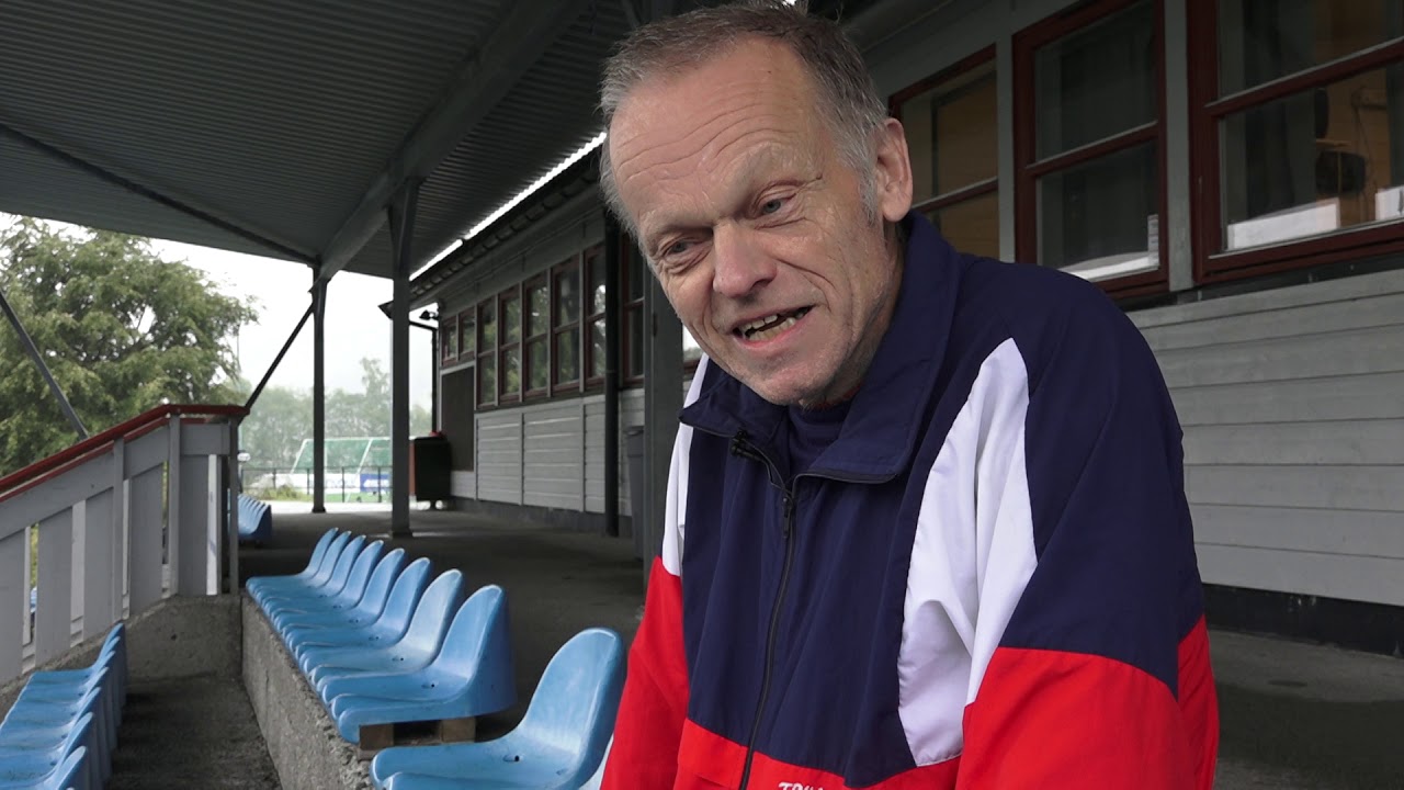 – Etter ein del år gjekk eg lei av å springe 100 og 200 meter, du veit at om ein er for sein i starten er dagen øydelagt. – Etter ein del år gjekk eg lei av å springe 100 og 200 meter, du veit at om ein er for sein i starten er dagen øydelagt.