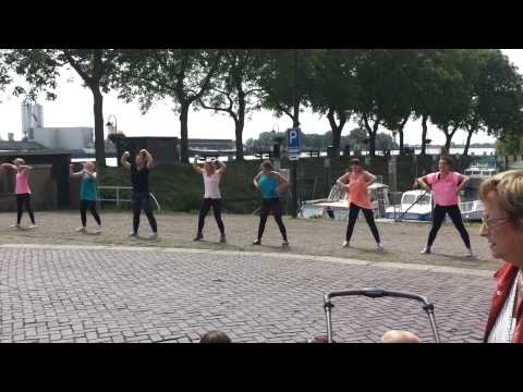 Younik danst met schoonhoven opend haat deuren