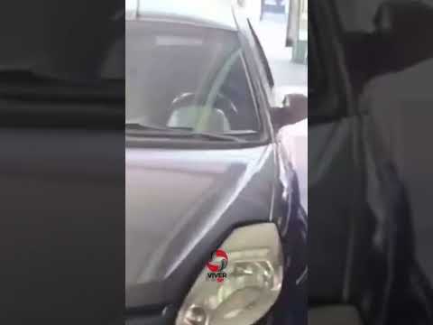 INUSITADO: Após colisão com outro veículo, carro invade loja de carros e estaciona em uma vaga.