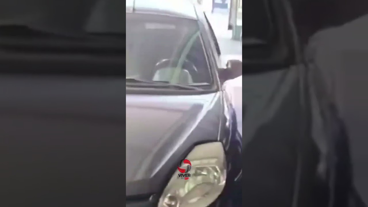 INUSITADO: Após colisão com outro veículo, carro invade loja de carros e estaciona em uma vaga.