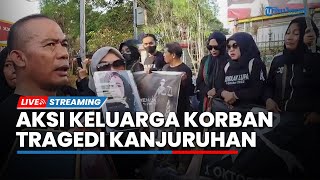Aksi Kamisan Kelurga Korban Tragedi Kanjuruhan, Lantunkan Solawat Nabi di Depan Pemkab Malang