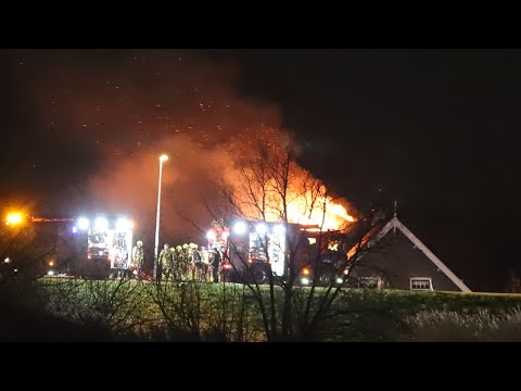 Grote brand langs Opperduit Lekkerkerk. Rietendak-team ingezet.