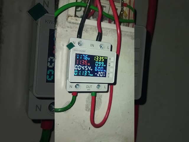 Vídeo relacionado con Medidor de Consumo Energético recargable con pantalla LCD retroiluminada. Controla el uso eléctrico y protege contra sobrecargas para reducir costos en electricidad.
