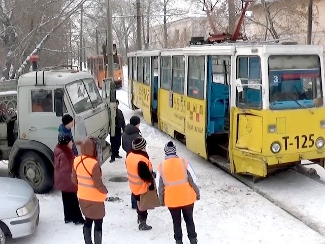 Бензовоз протаранил трамвай
