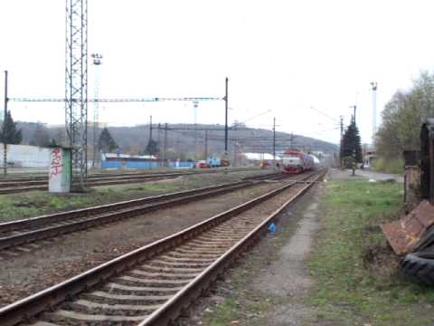 749006 na čele os.9062 při rozjezdu z Prahy Krče - Praha Krč - 11.4.2010.