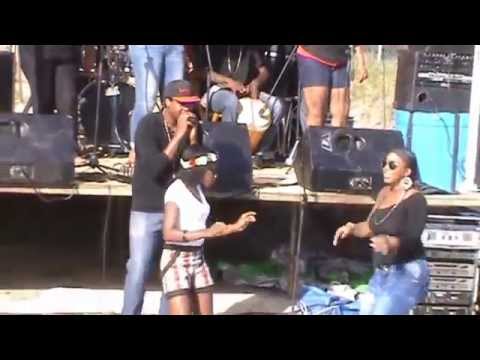 Aya i su Grupo na dia di Banda Ariba