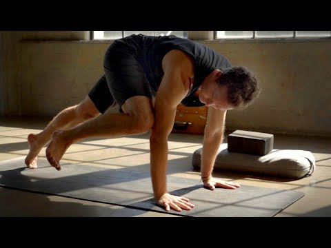 10min. Power Yoga "Strength" with Travis