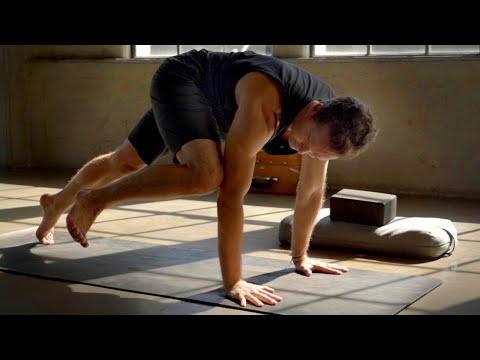 10 Minute Power Yoga: Quick Full Body Strength & Sweat Flow