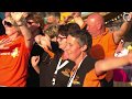 Oranjevereniging Emst zingt de 'Zomer in Gelderland' tune
