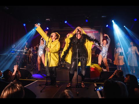 13. Dresdner Neujahrssingen - Weather Girls "It's Raining Men" - Katja Hofmann & Julia Gámez Martin