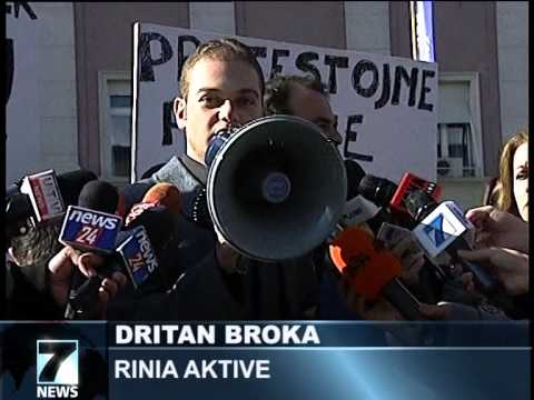 PROTESTE PER PLEHRAT GRUPIMI QYTETAR TUBON PERBALLE KRYEMINISTRISE LAJM