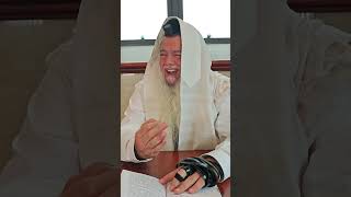 שער הביטחון | סבב שני - פרק 100 (הרב יגאל כהן) - התמונה מוצגת ישירות מתוך אתר האינטרנט יוטיוב. זכויות היוצרים בתמונה שייכות ליוצרה. קישור קרדיט למקור התוכן נמצא בתוך דף הסרטון