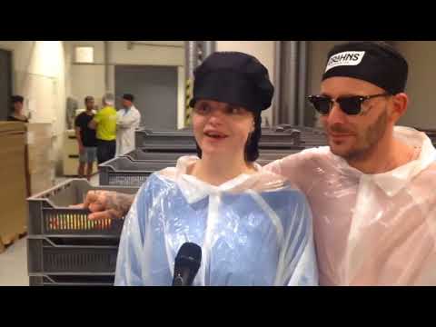 Jockeboi besöker godisfabrik och slafsar med näven i godiset