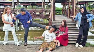 Download lagu BOS KAYA NYAMAR JADI ORANG GILA UNTUK MENCARI CALON ISTRI -  DIHINA MANTAN ISTRI SEORANG DOKTER mp3