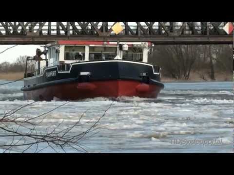 Eisbrecher auf der Oder am Fischereihof Schneider Küstrin