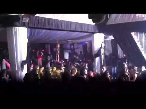 DJ Buldy & Chriss Neek playing Funkwhite - Jump @ Club Cool