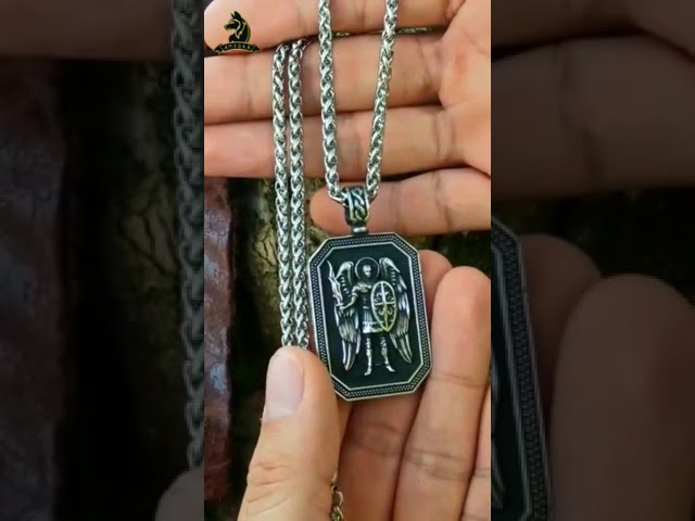 Vídeo relacionado con EUEAVAN Arcángel Gabriel Collar Amuleto de Protección Collar Ángel Guardián Medalla Arcángel Miguel Colgante Salomón Insignia Arcángel Santo Joyas para Hombre, M, Acero inoxidable, No es una piedra